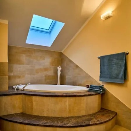 Grosse Exklusive Mit Balkon Und Fantastischer Aussicht Auf Bergwelt Inkl Privatem Parkplatz Mit E-ladestation Apartment *