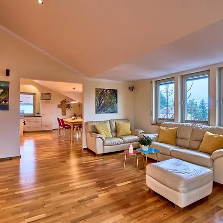 Grosse Exklusive Mit Balkon Und Fantastischer Aussicht Auf Bergwelt Inkl Privatem Parkplatz Mit E-ladestation Apartment