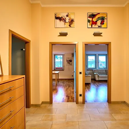 Grosse Exklusive Mit Balkon Und Fantastischer Aussicht Auf Bergwelt Inkl Privatem Parkplatz Mit E-ladestation Apartment Innsbruck