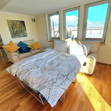 Grosse Exklusive Mit Balkon Und Fantastischer Aussicht Auf Bergwelt Inkl Privatem Parkplatz Mit E-ladestation Apartmán *
